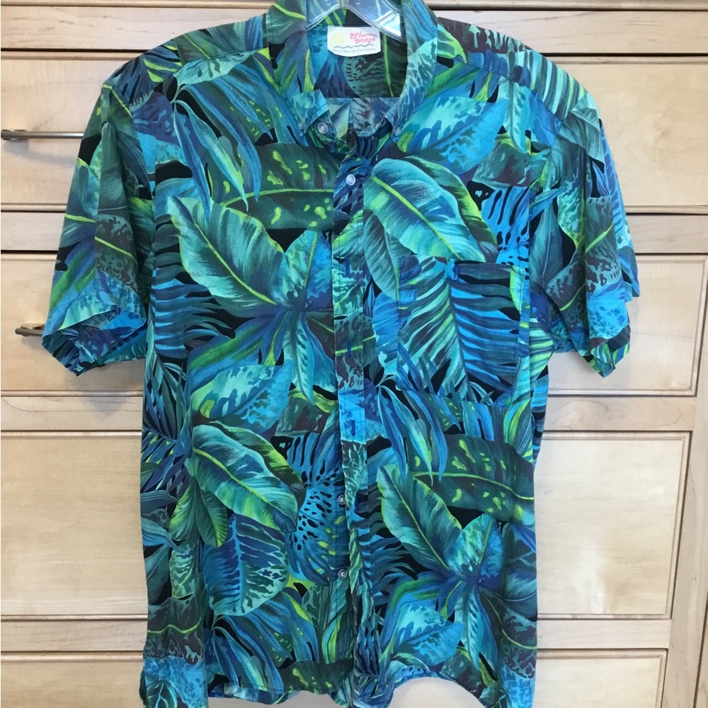 BAHAMA BREEZE MENS Hawaiian shirt size medium. Short sleeve,button down 1 pocket